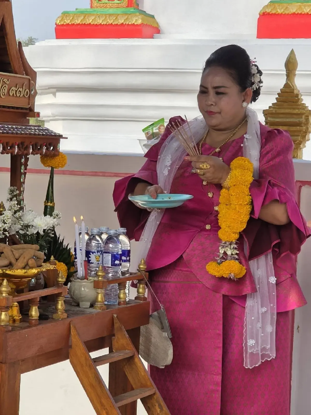 เลขชัด 3 ตัว พิธีวางศิลาฤกษ์สร้างพระใหญ่ แม่ครูหอมหวน โปรยทาน 1 แสน