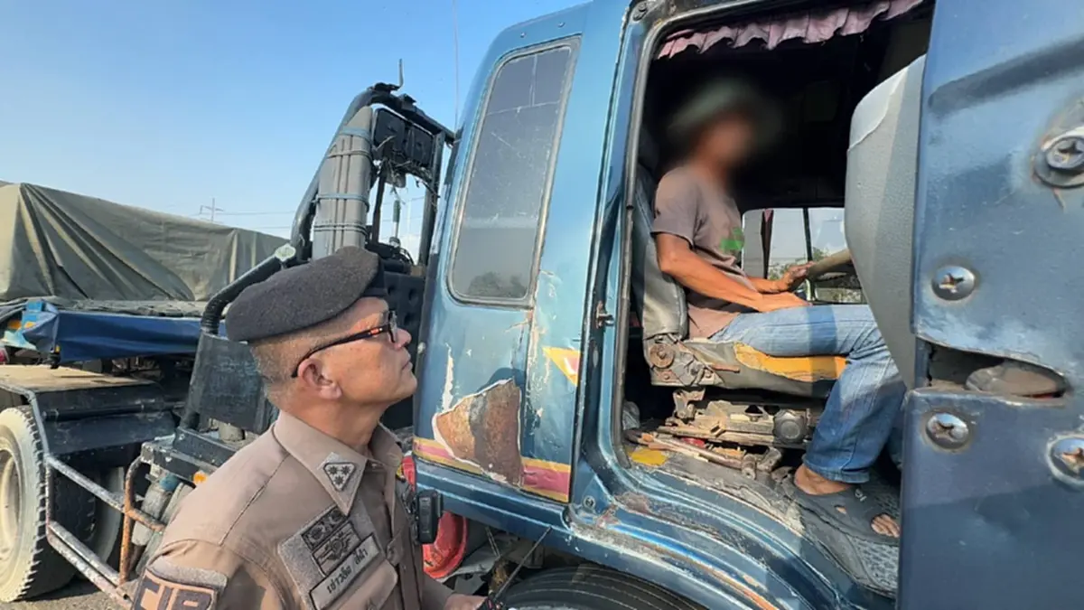 ตำรวจทางหลวงอยุธยาจับคนขับรถบรรทุก ภาษีขาด 5 ปี ไม่มีใบขับขี่