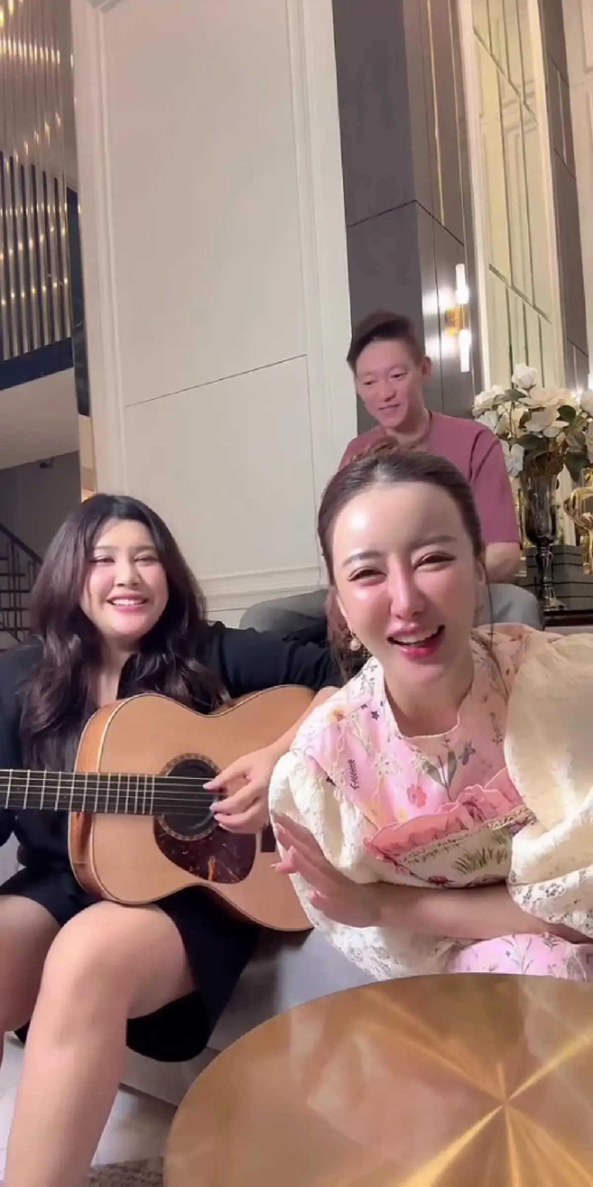 ชาวเน็ตสะดุ้ง น้องณิริน เมนต์กลางไลฟ์ กวาง รติชา ฝากบอกพ่อ จิน