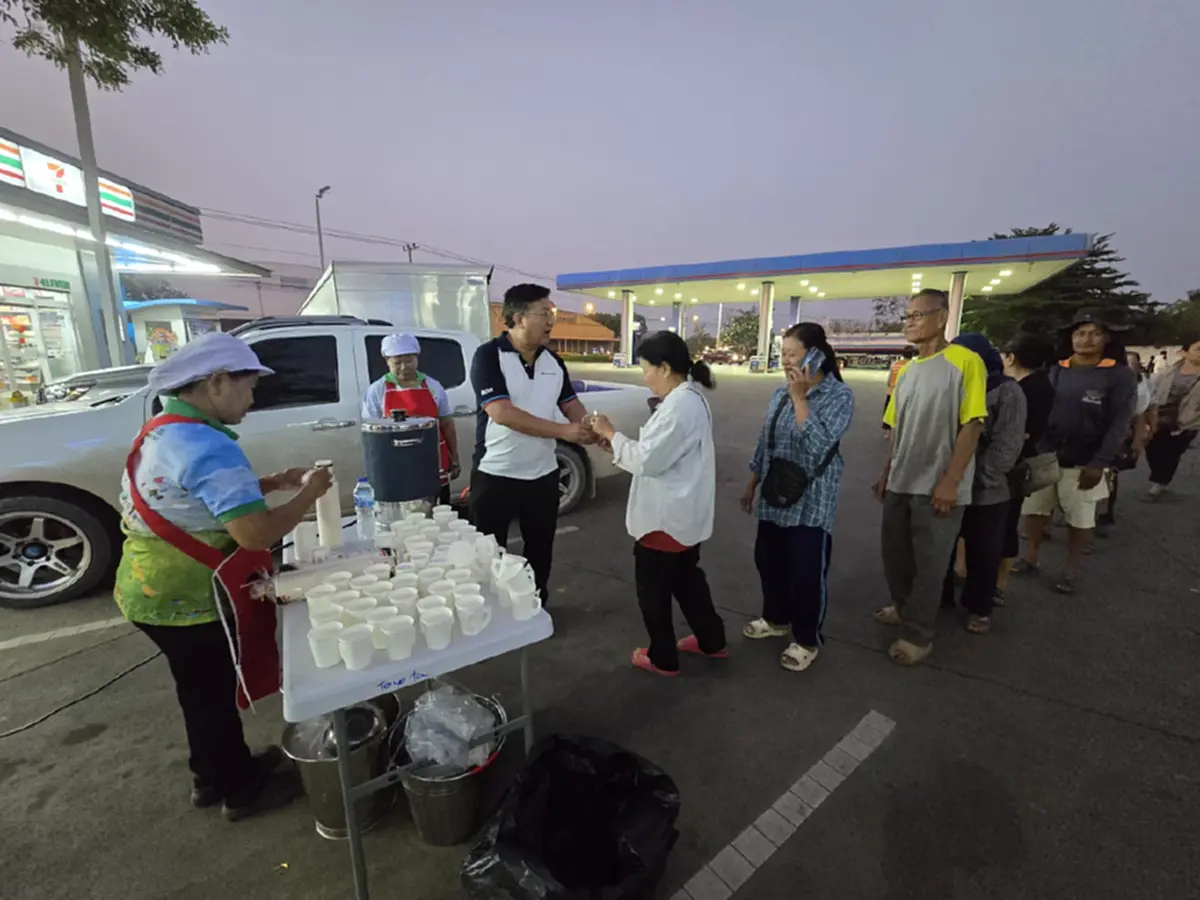 น้ำใจเจ้าของปั๊มกำแพงเพชรแจกน้ำเต้าหู้ฟรีปลอบใจคนรอคิวน้ำมัน