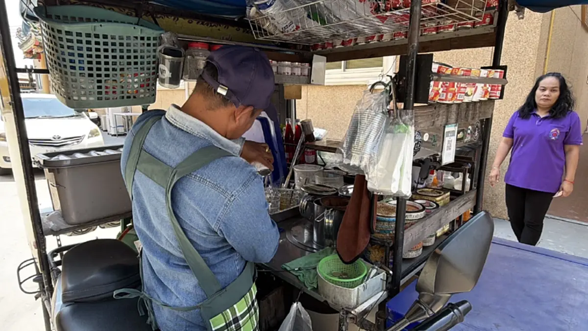 พ่อค้าโคราชขายกาแฟราคาบุญที่ฮุก 31 ส่งกุศลช่วยลูกป่วยดาวน์