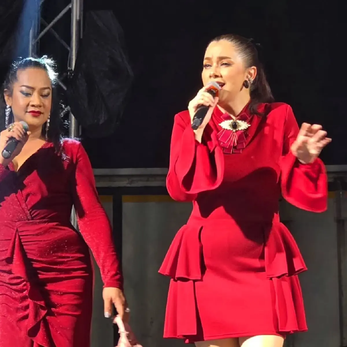 วัย 50+ ยังเป๊ะ นักร้องสาว อวดลุคล่าสุด สวยออร่า กาลเวลาเอาไม่อยู่