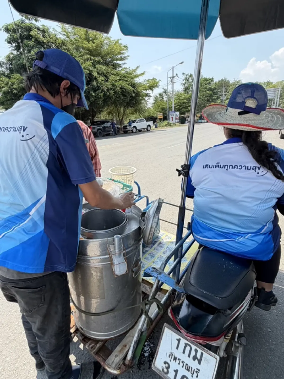 สุพรรณฯ น้ำใจงาม! ปั๊มด่านช้างแจกไอศกรีมคลายร้อนคนรอเติมน้ำมัน