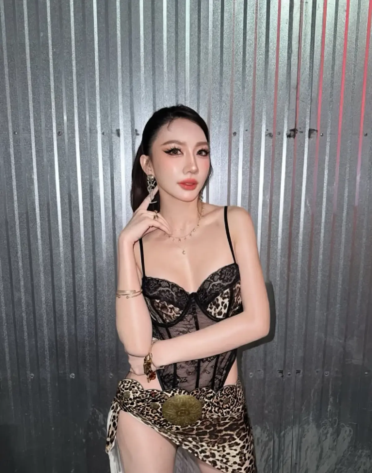 “เบนซ์ พริกไทย” ชุดแซ่บสะเทือนเวที   เจอกระแสวิจารณ์สนั่น