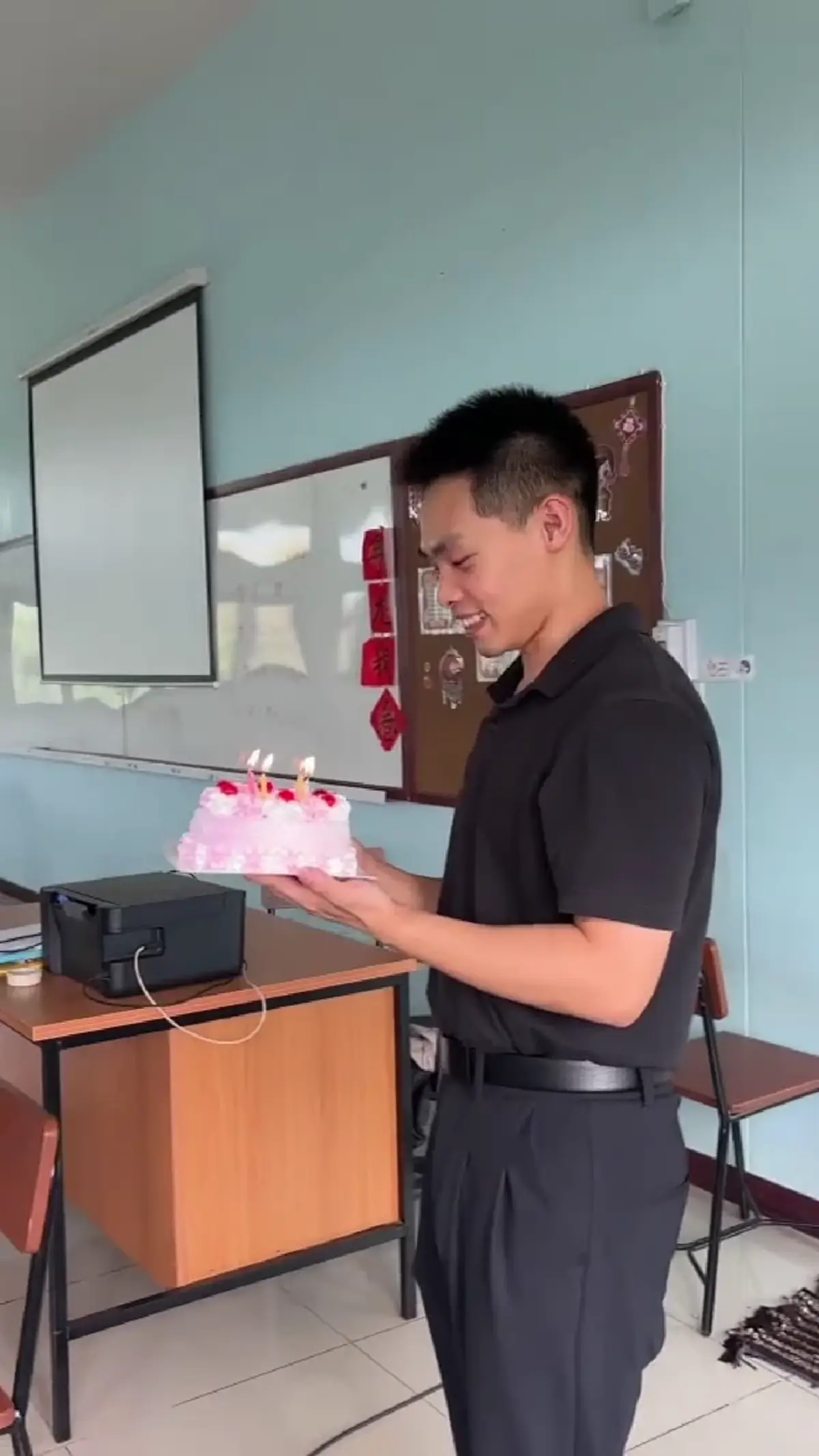 ลูกศิษย์จัดเซอร์ไพรส์วันเกิดคุณครูจีน  ทำทั้งห้องน้ำตาซึม