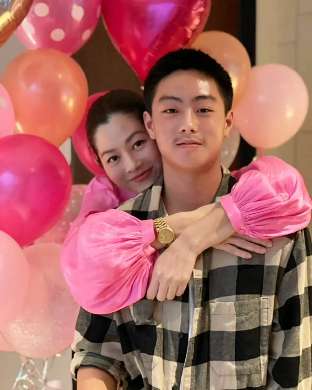 ทายาทฟาร์มโชคชัยรุ่น 3 หล่อเข้มสไตล์คาวบอย ขี่ม้าลุยงานเคียงพ่อ