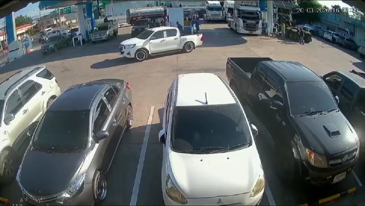 กระบะหลอกเติมดีเซล 100 ลิตรแล้วหนีลอยนวล ทิ้งภาระให้เด็กปั๊ม