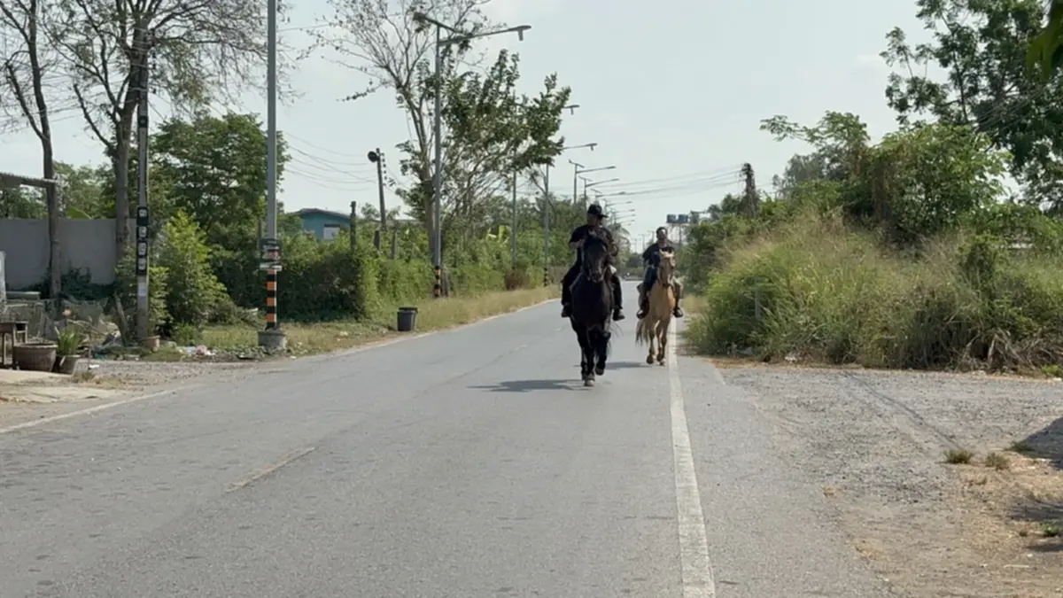 อาจารย์สักยันต์ชื่อดังควบม้าคู่ใจตระเวนหาซื้อน้ำมันปั๊มหลอด