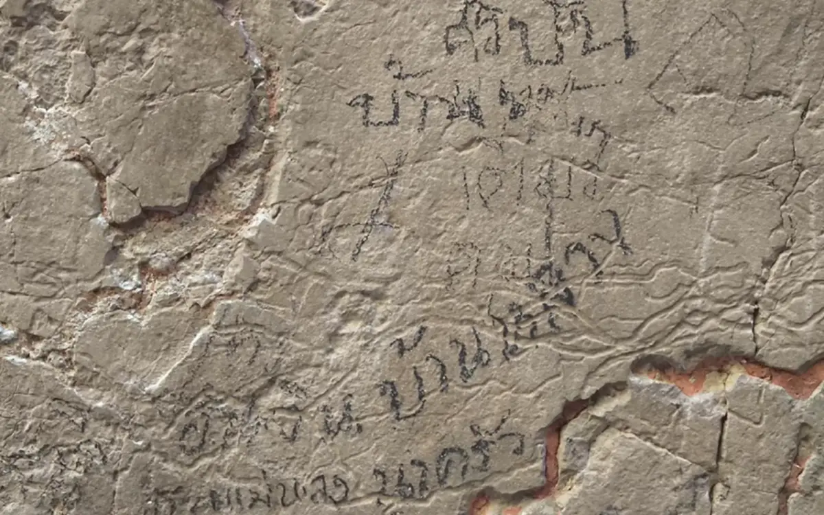 ประจานมือบอน! นทท.สลักชื่อเต็มผาหอบลำปาง แหล่งหินล้านปี