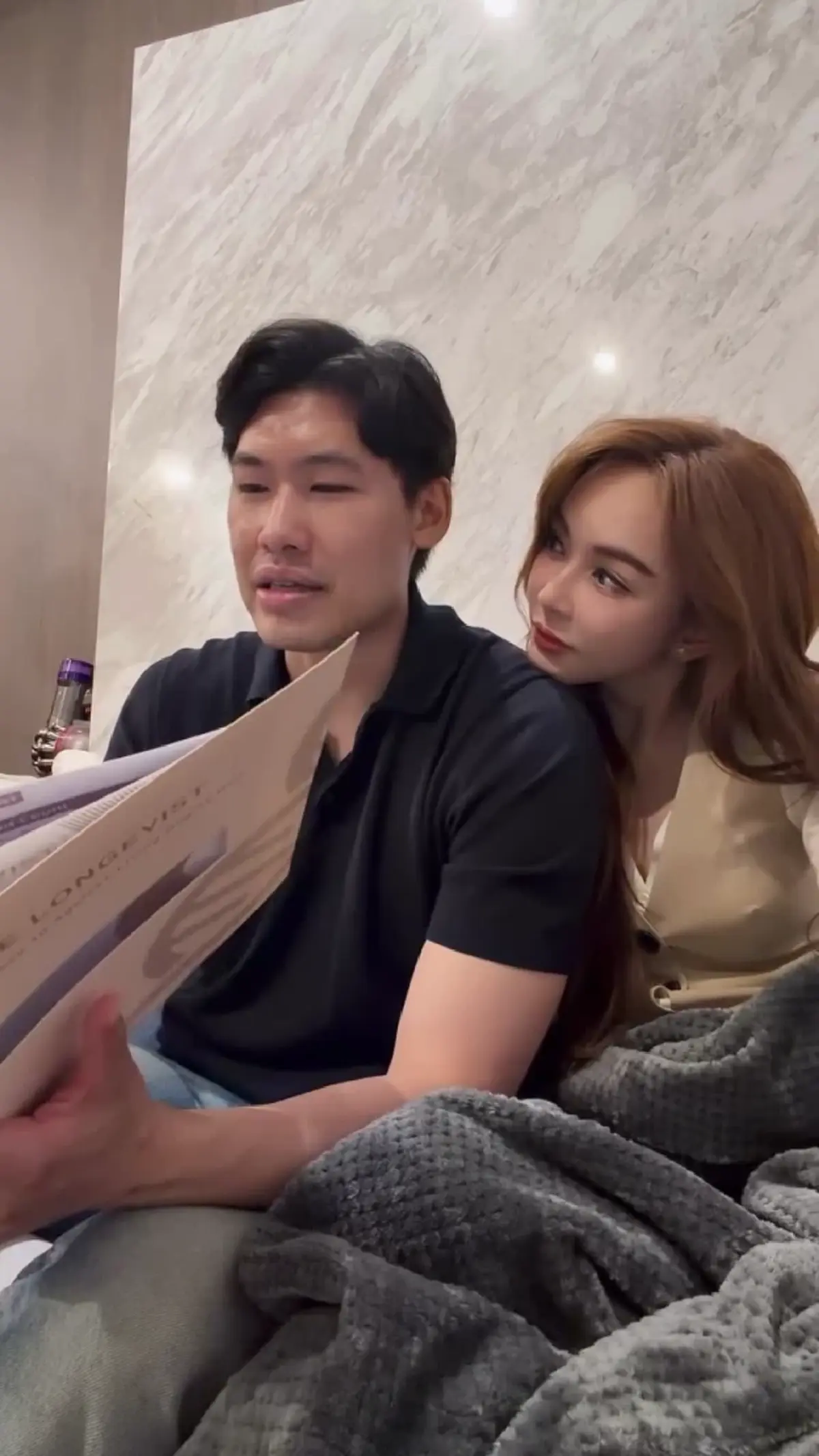 หวานจนหลุดโฟกัส! “เป้ย ปานวาด” ฟังผลตรวจแต่มองแฟนหมอไม่ละสายตา  