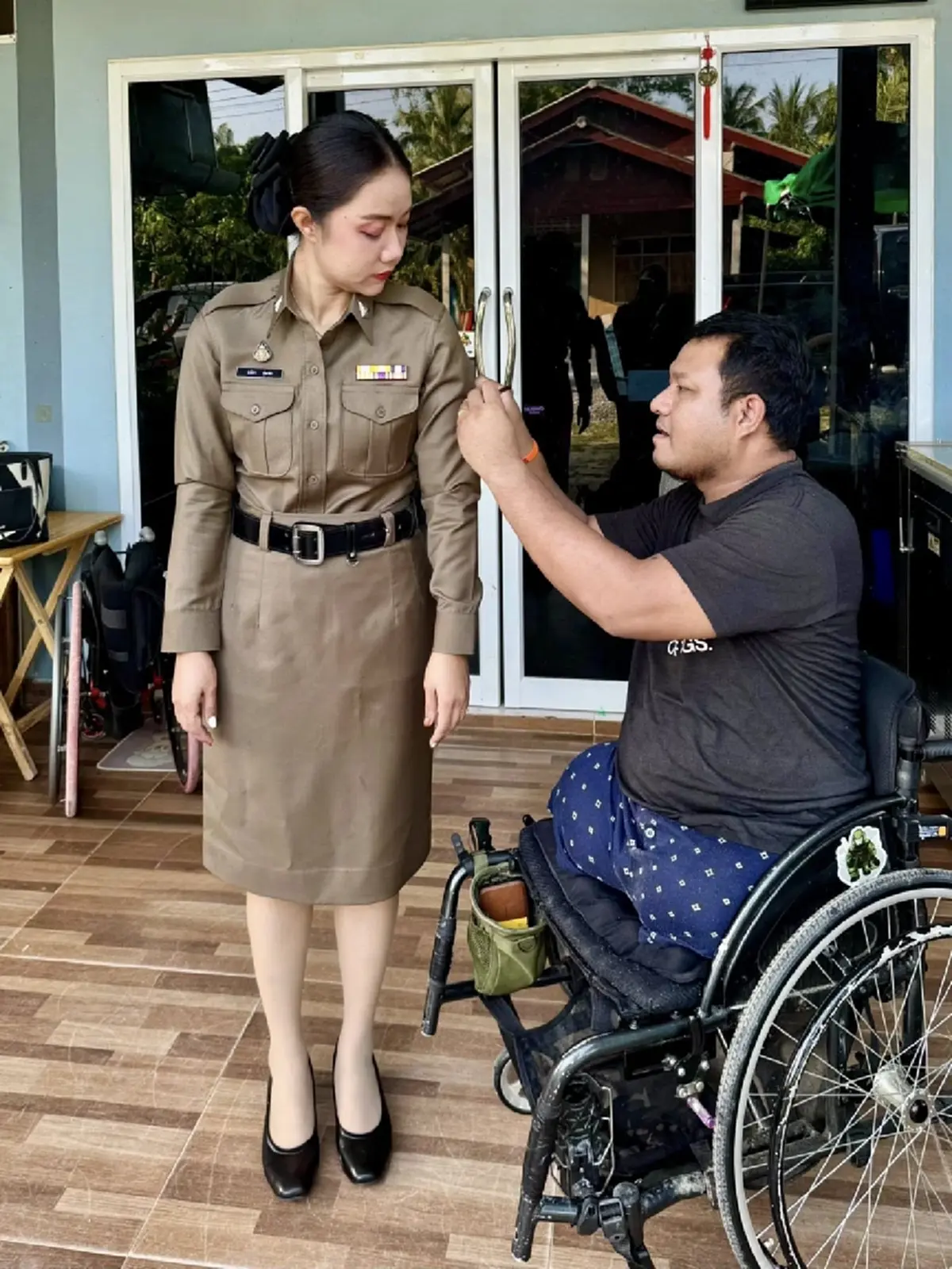 จ่าปืน EOD สุดภาคภูมิใจ ภรรยาสวมเครื่องแบบตำรวจครั้งแรก