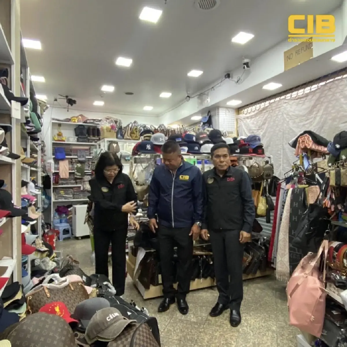 บุกห้างดังปทุมวัน รวบ 6 ผู้ต้องหา ขายสินค้าปลอม ของกลางกว่า 70 ล้าน