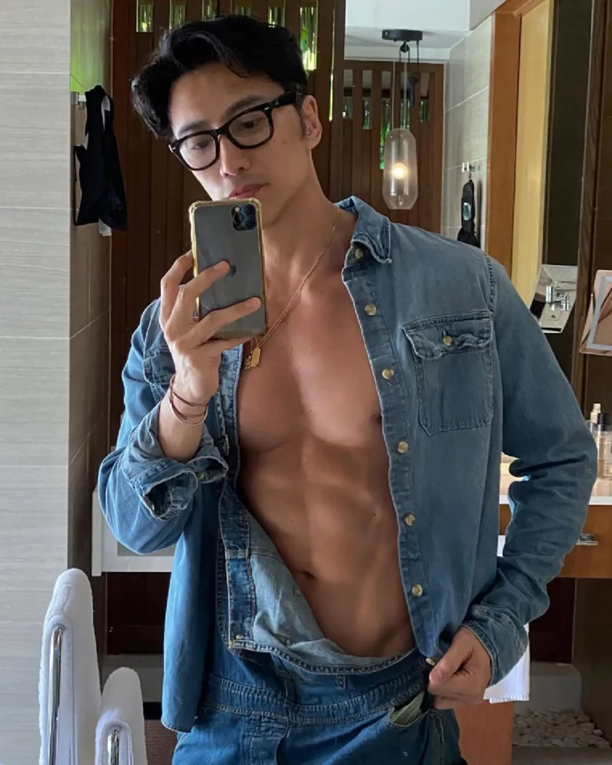 ขยี้ตารัว หนุ่มใหญ่คนนี้เพิ่งอายุ 60 แต่ลุคล่าสุดทำทั้งเน็ตอึ้ง