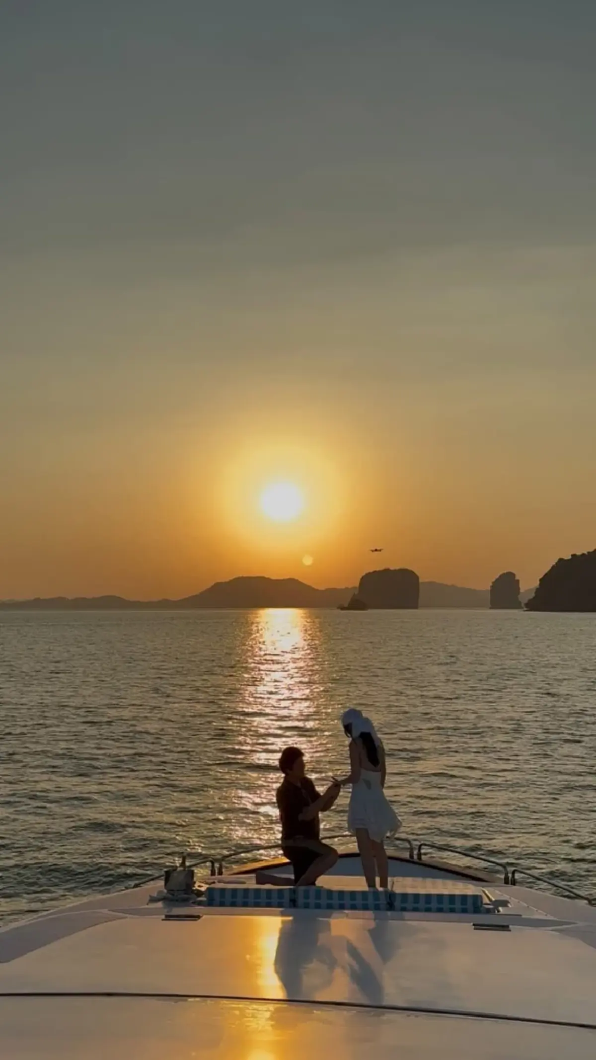 เซอร์ไพรส์ นางเอกสาว ถูกแฟนหนุ่มไฮโซ คุกเข่าขอแต่งงานบนเรือหรู