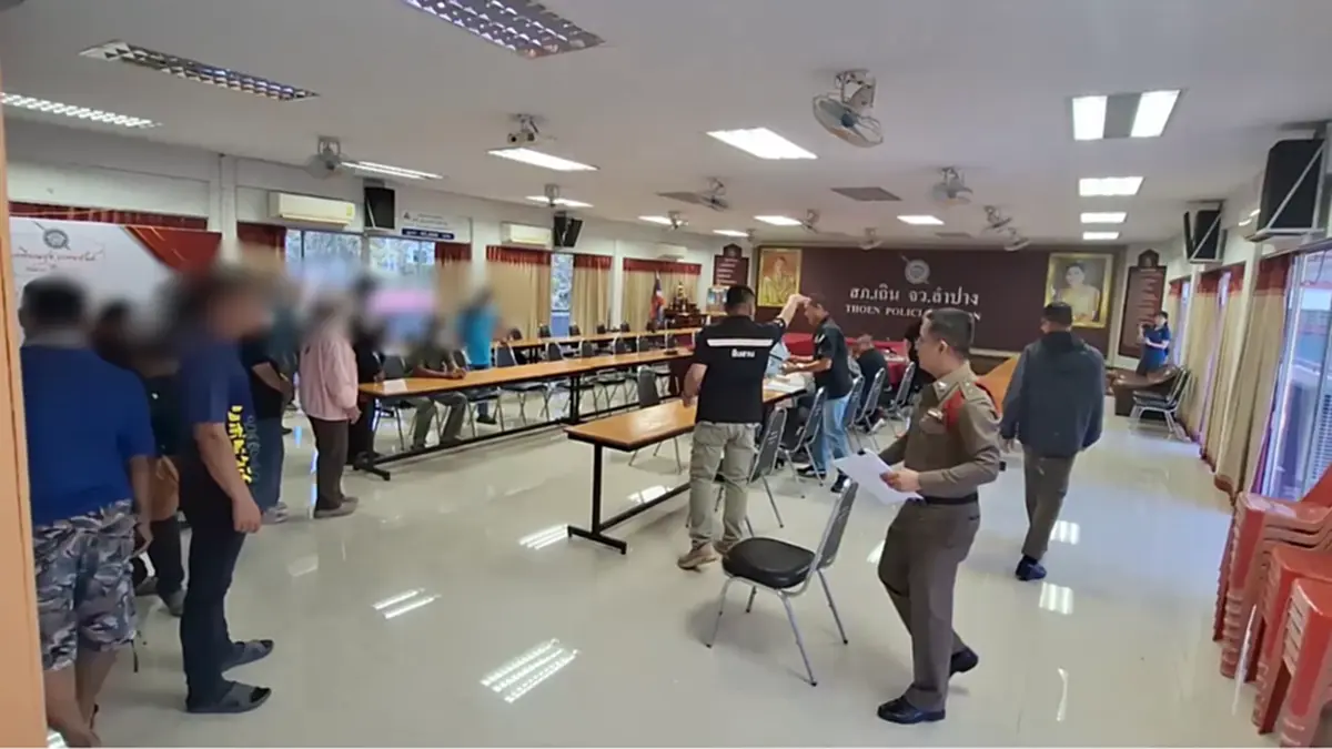 ผกก.เถินเรียกสอบ 28 ชาวบ้าน รุมเก็บกุ้งจากเหตุรถกระบะคว่ำ