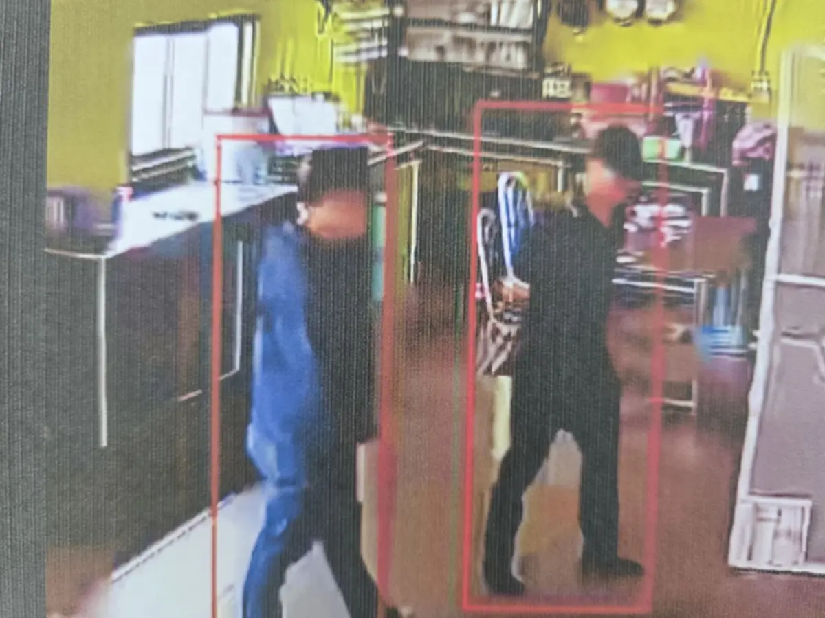 แฉแก๊งชายอ้างเป็นตำรวจบุกบ้าน อุ้ม 2 ผัวเมียรีดเงิน ยึดทอง 2 บาท