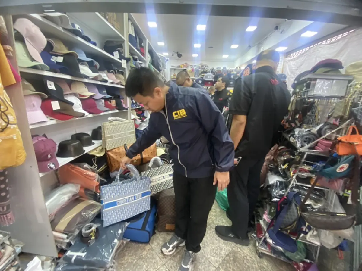 บุกห้างกลางกรุง กวาดล้างสินค้าปลอม เศรษฐกิจพังไม่ต่ำกว่า 70 ล้าน