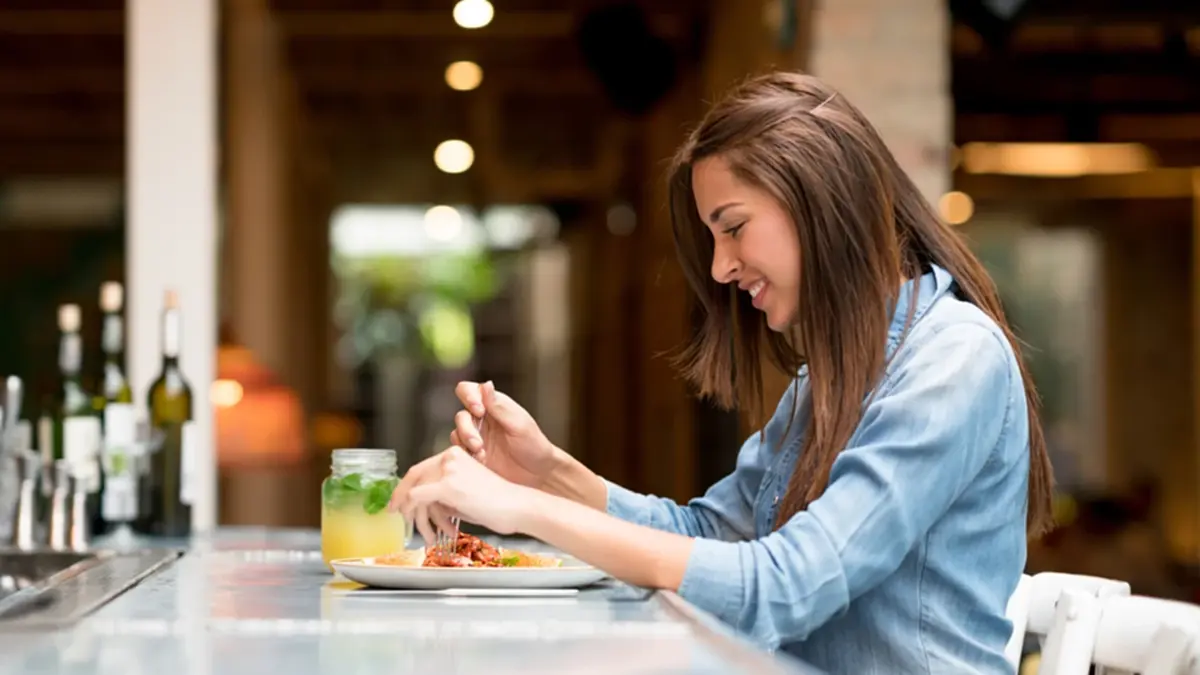 สาวงงหนัก ถูก HR ออกจดหมายเตือน เหตุไม่ไปกินข้าวกับเพื่อนร่วมงาน