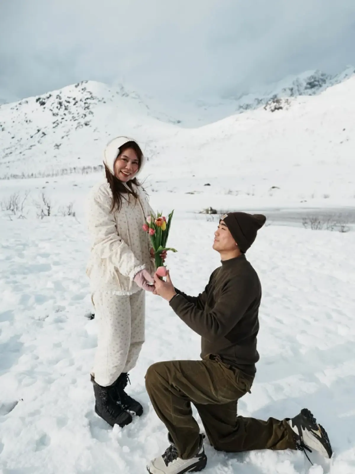 อดีตนักร้องดัง เซอร์ไพรส์แฟนสาว ขอแต่งงาน ท่ามกลางภูเขาหิมะ