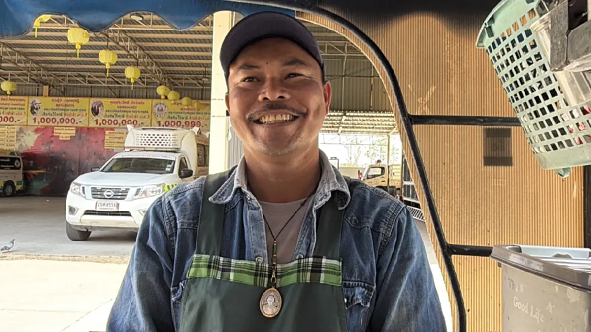 พ่อค้าโคราชขายกาแฟราคาบุญที่ฮุก 31 ส่งกุศลช่วยลูกป่วยดาวน์