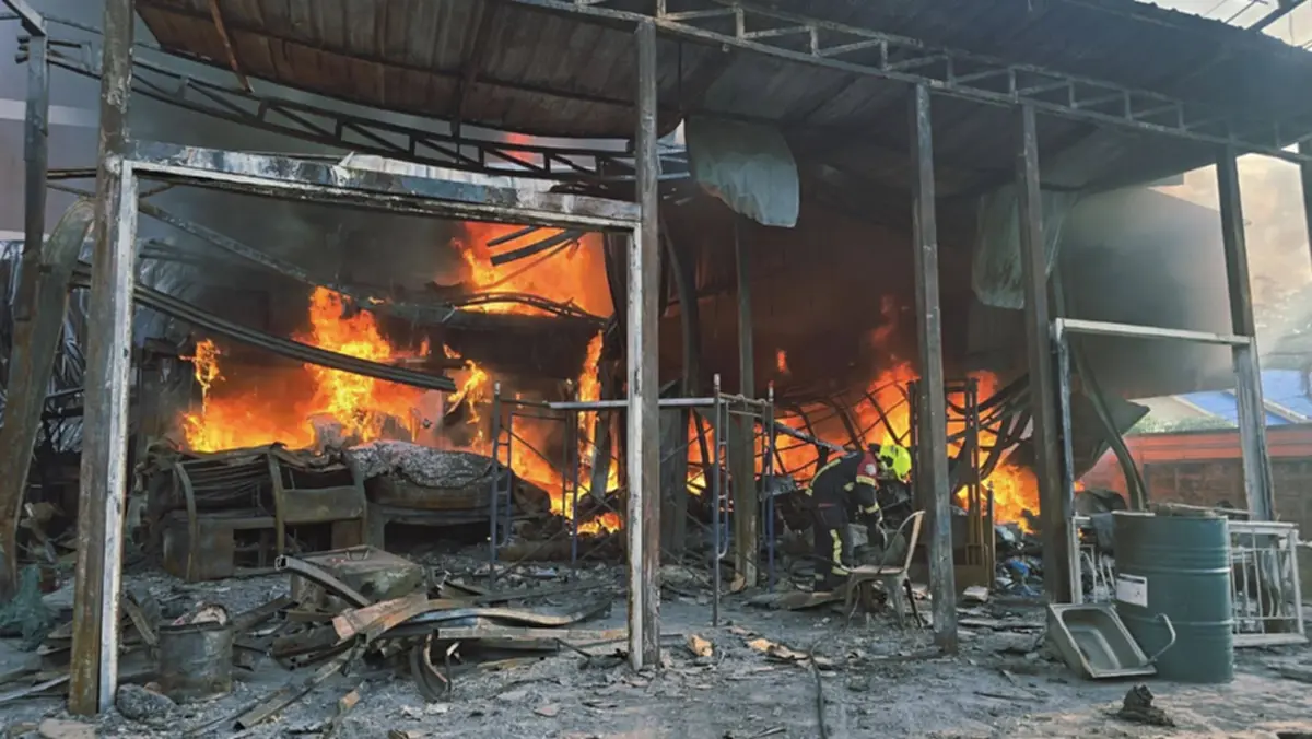 ด่วน! เกิดเหตุไฟไหม้โกดังโรงงาน ซอยแจ้งวัฒนะ 10 เขตหลักสี่