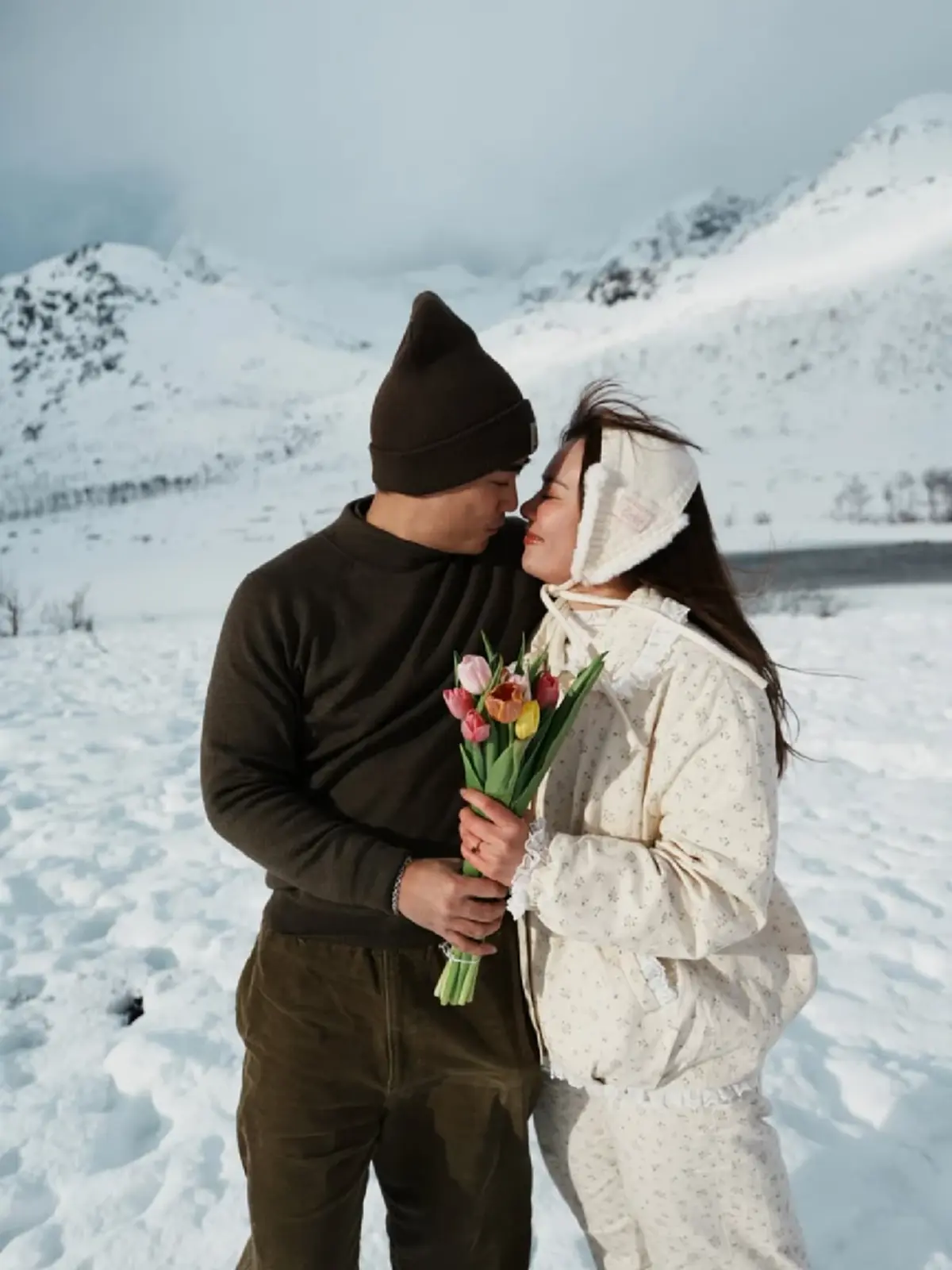 อดีตนักร้องดัง เซอร์ไพรส์แฟนสาว ขอแต่งงาน ท่ามกลางภูเขาหิมะ