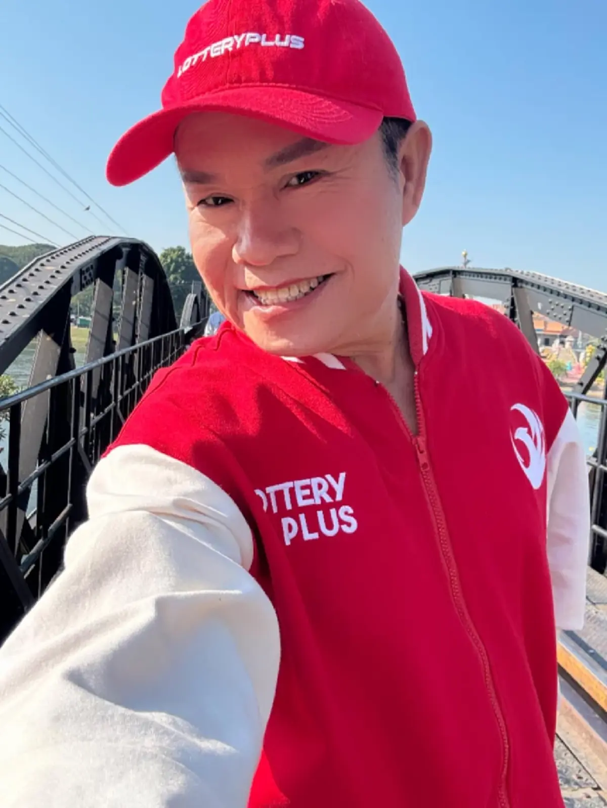 ส่องเลขลอตเตอรี่ มนต์สิทธิ์ คำสร้อย ลูกทุ่งดัง บอกเลขที่ชอบ