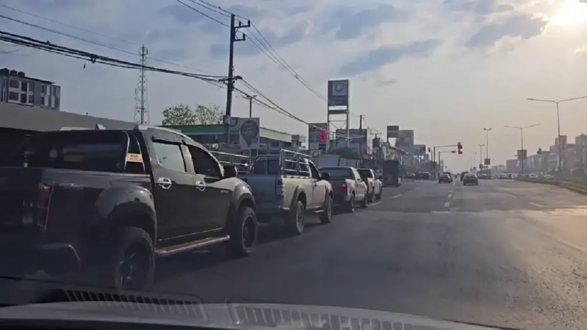 ดีเซลกำแพงเพชรขาดตลาด! ชาวบ้านแห่ต่อคิวแน่นจำกัดเติมคนละ 700