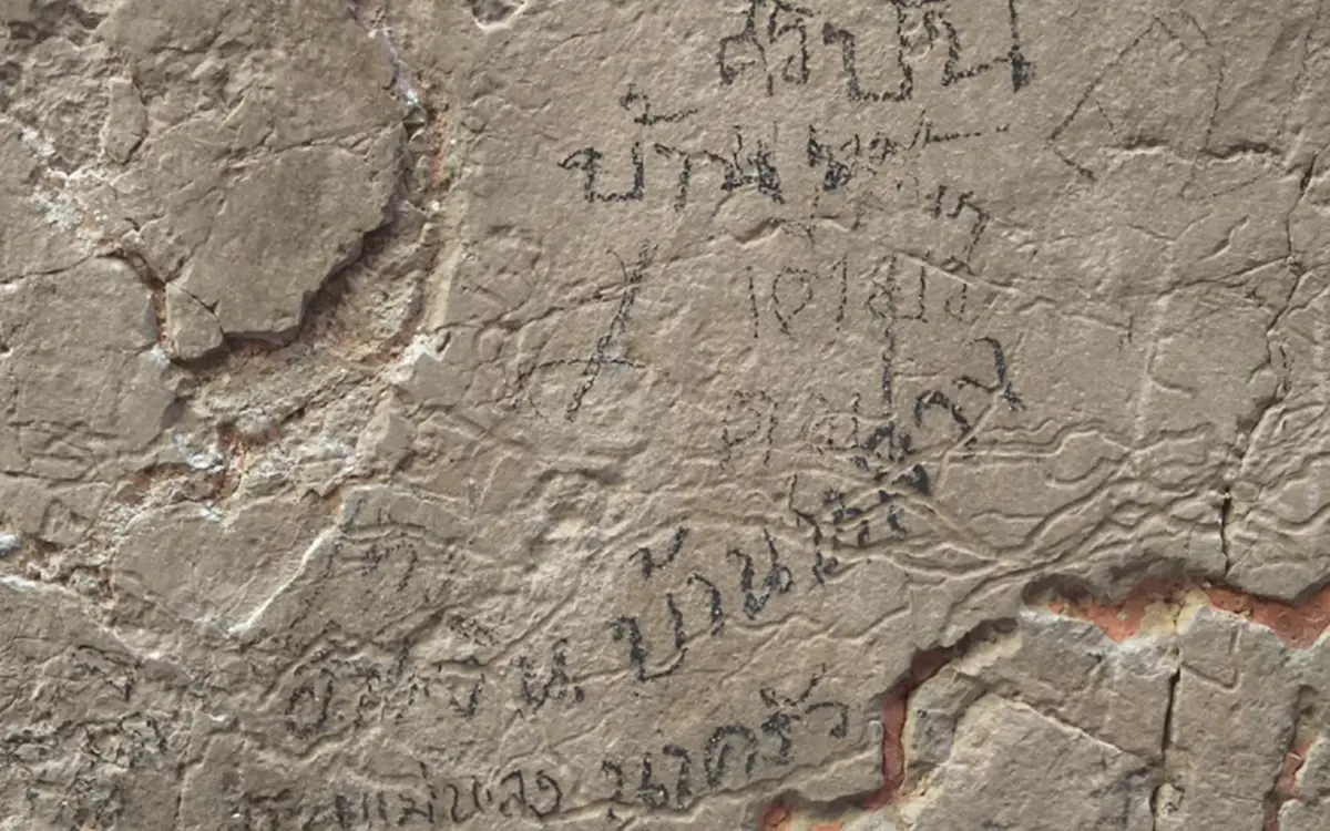 ประจานมือบอน! นทท.สลักชื่อเต็มผาหอบลำปาง แหล่งหินล้านปี