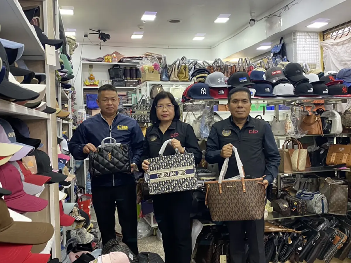 บุกห้างกลางกรุง กวาดล้างสินค้าปลอม เศรษฐกิจพังไม่ต่ำกว่า 70 ล้าน