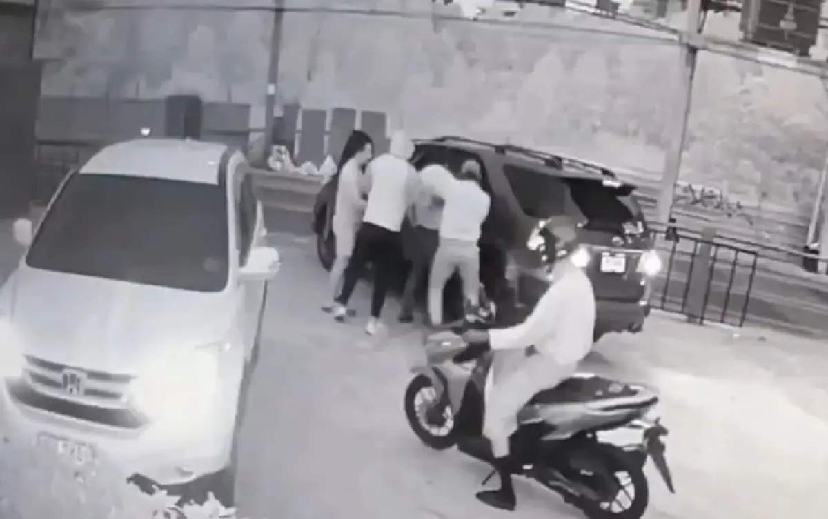 อุกอาจ วงจรปิดเห็นทุกอย่าง นาทีอุ้มผู้จัดการหนุ่ม บังคับขึ้นรถ