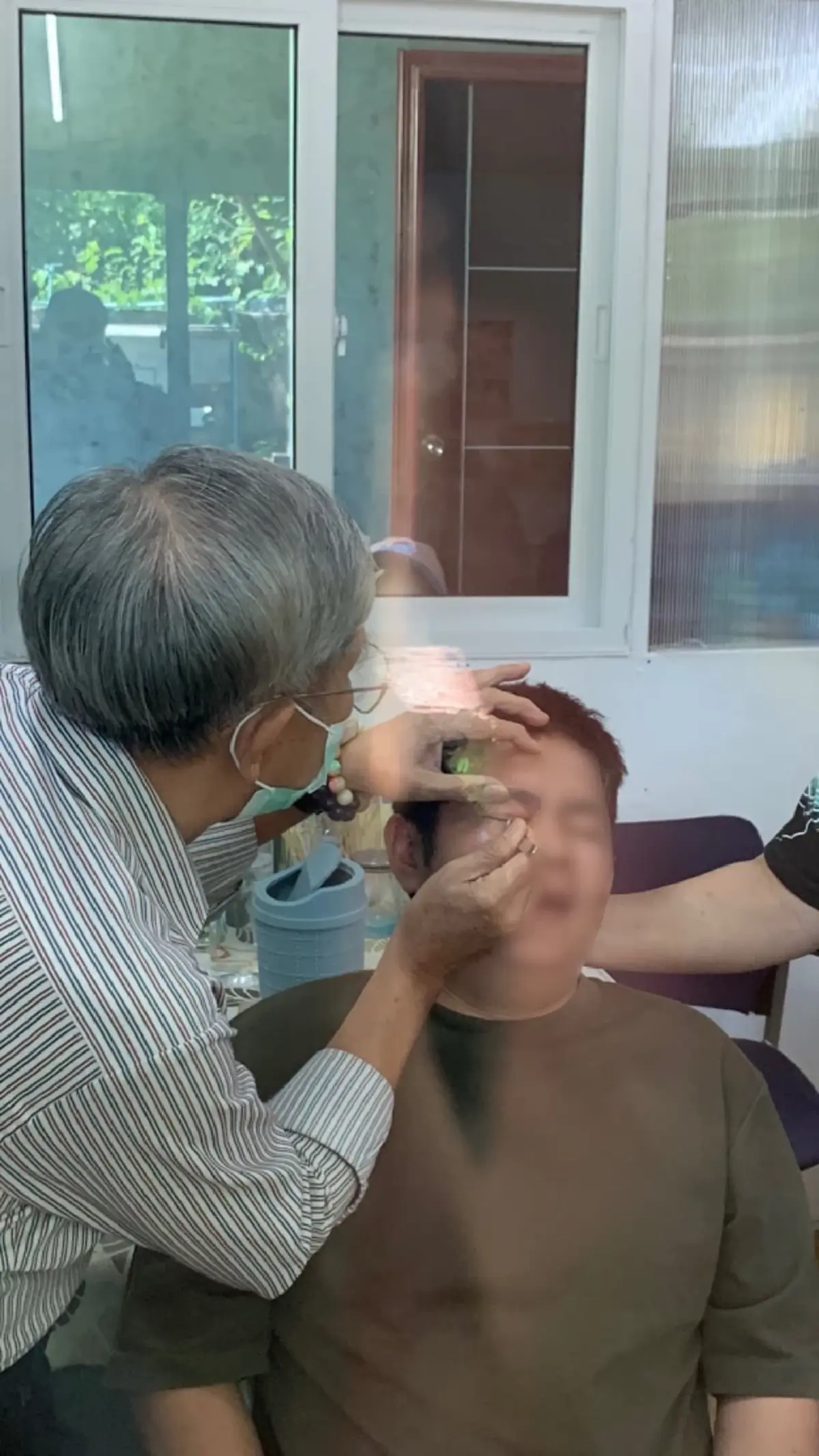 บุกคลินิกรวบหมอเถื่อน รักษาพิสดาร ใช้เหล็กในผึ้งสะกิดตา