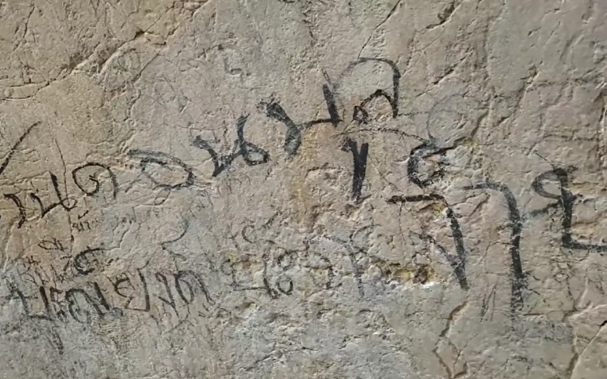 ประจานมือบอน! นทท.สลักชื่อเต็มผาหอบลำปาง แหล่งหินล้านปี