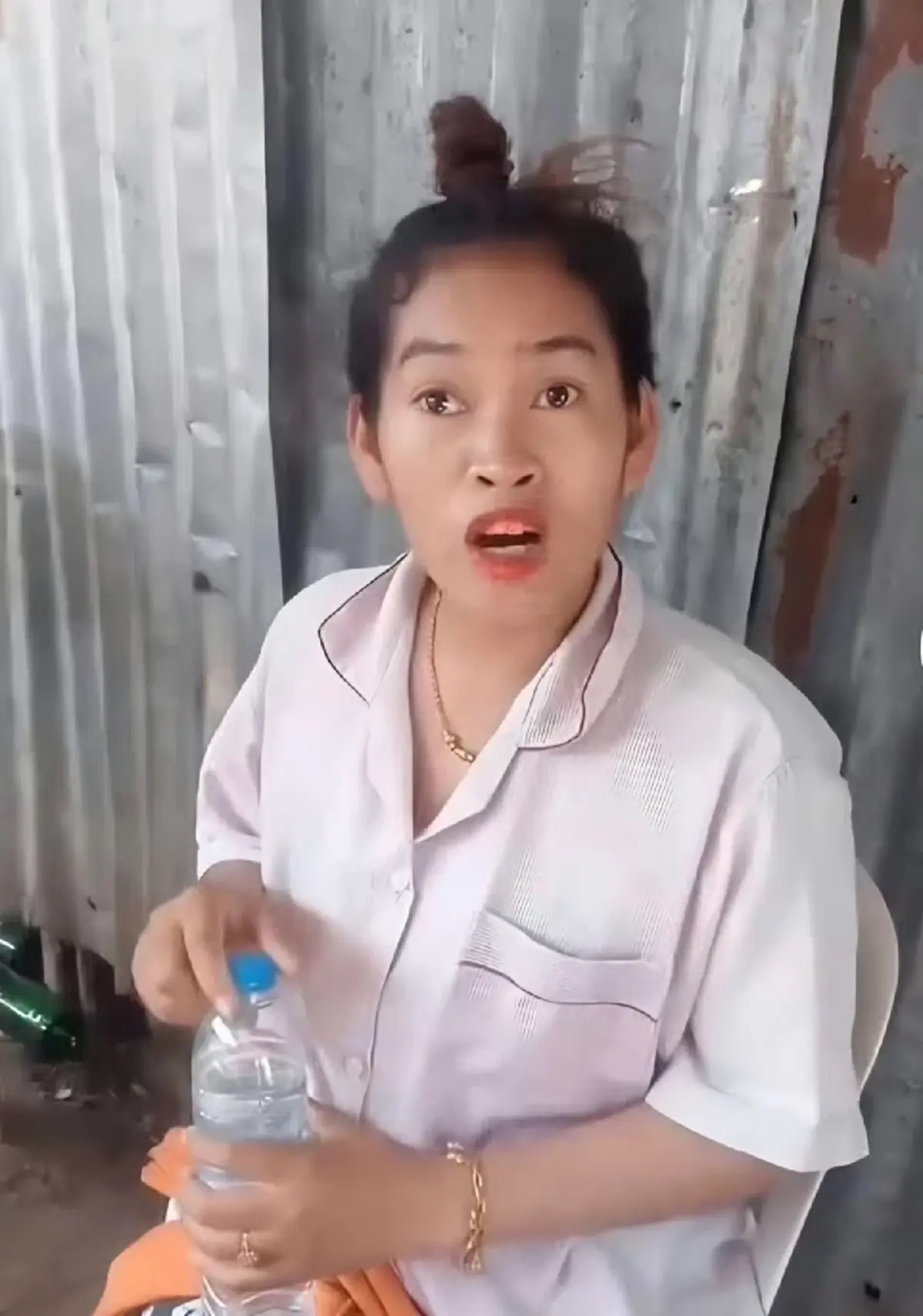 "กัน จอมพลัง" บุกล่าสาวเขมร ตั้งวง-หมิ่นไทย สุดท้ายเผ่นแทบไม่ทัน