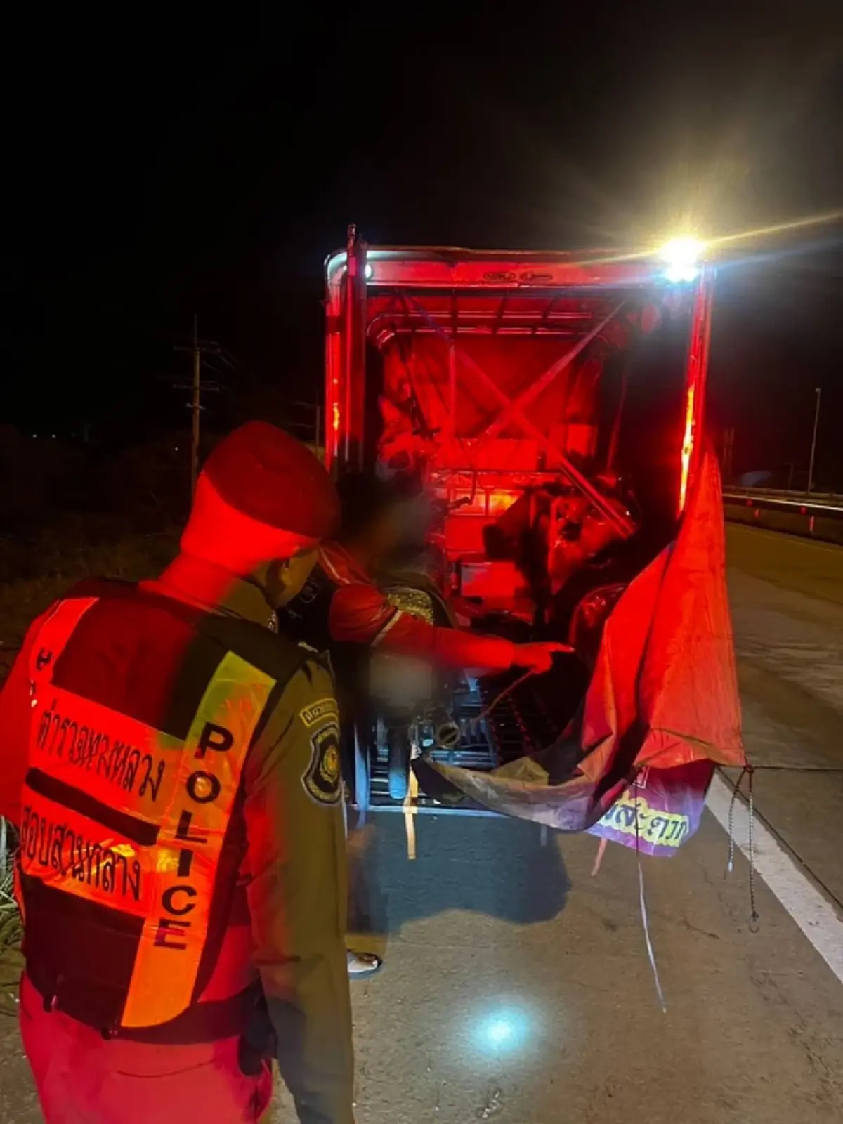 ตำรวจทางหลวง M6 สกัดรถขนมอเตอร์ไซค์ข้ามจังหวัด ยึด 3 คัน