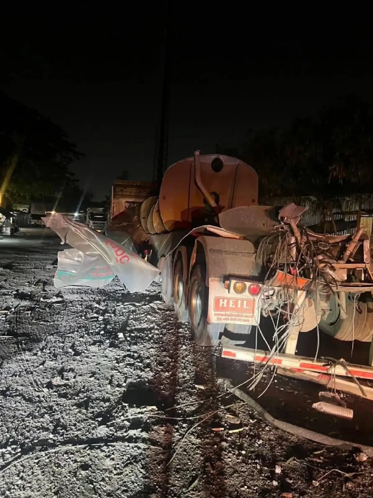 สลด ถังน้ำมันเปล่าท้ายรถบรรทุก ระเบิดดังสนั่น มีผู้เสียชีวิต