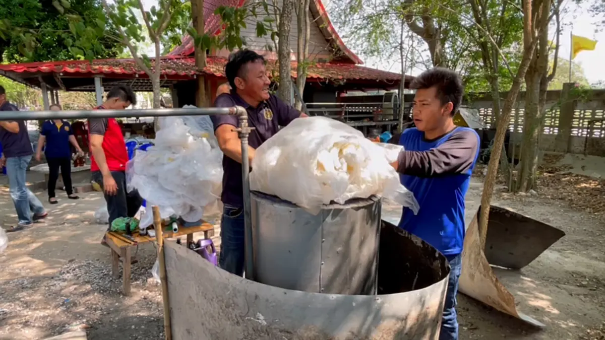 วัดหนองขุ่นผุดไอเดียเจ๋ง กลั่นขยะพลาสติกเป็นดีเซลช่วยชาวบ้าน