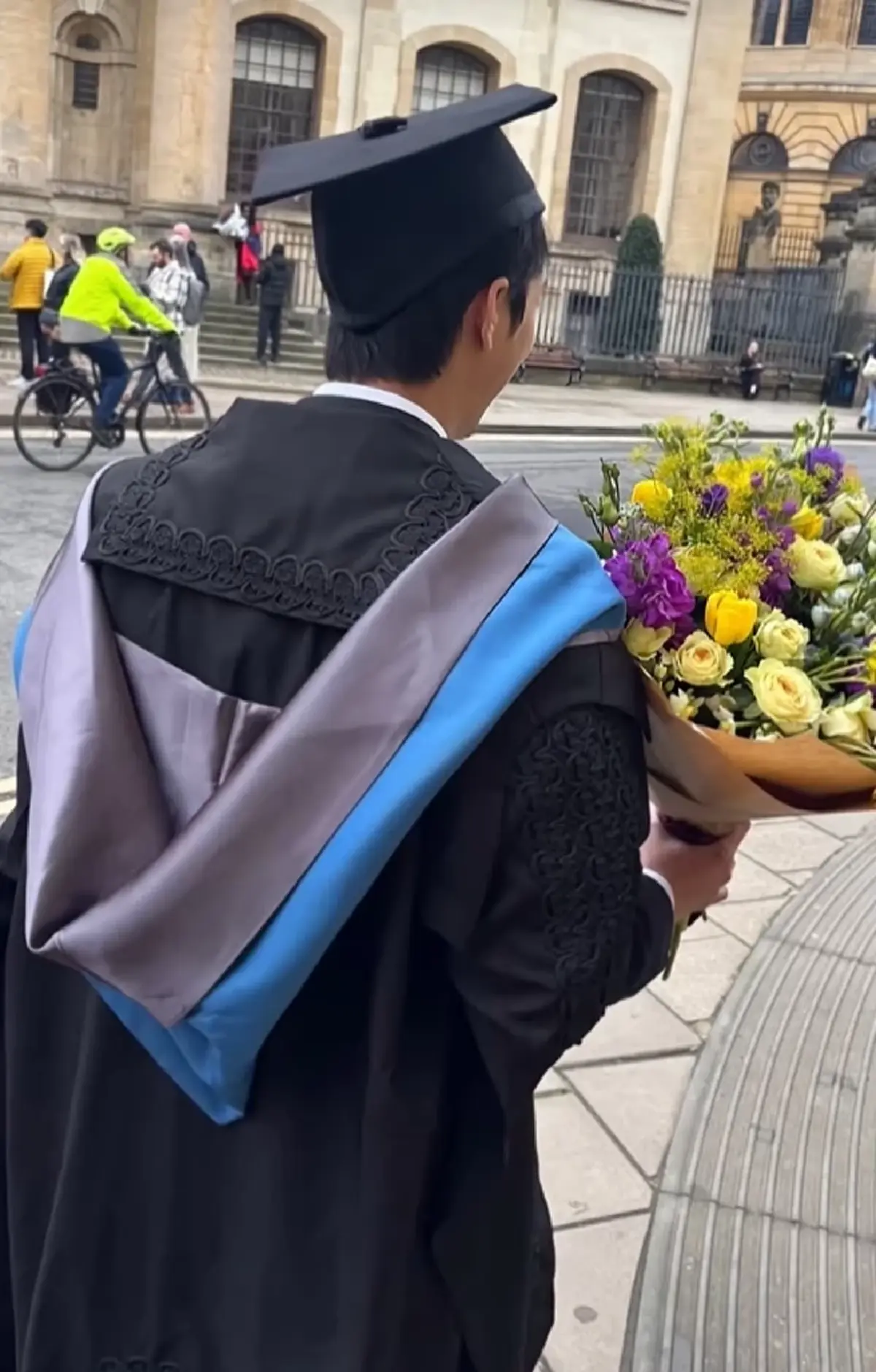 “พีช พชร” คว้าปริญญาโทใบที่ 2  ครอบครัว “จิราธิวัฒน์” ร่วมยินดี 