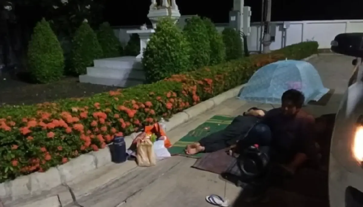 ดีเซลขาดแคลน! เกษตรกรเมืองสองแควหิ้วเสื่อหมอนจองคิวหน้าปั๊ม