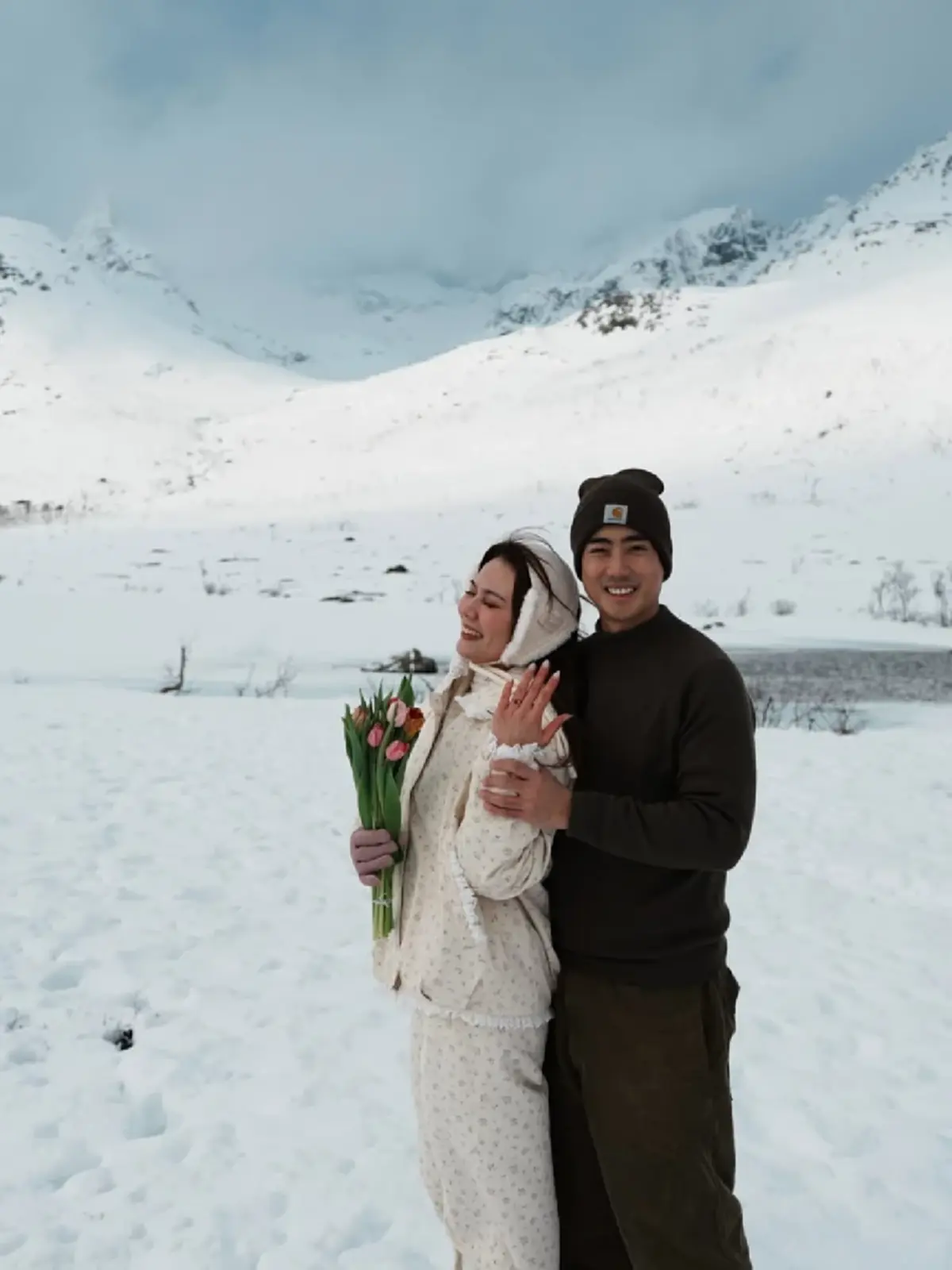 อดีตนักร้องดัง เซอร์ไพรส์แฟนสาว ขอแต่งงาน ท่ามกลางภูเขาหิมะ