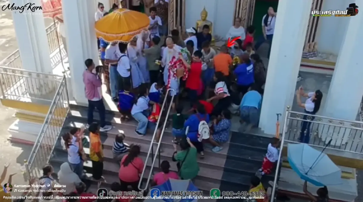 บาปหรือบุญ นาคโปรยทานไม่สะใจ หนุ่มล้วงเอาเองในตร้า กระชากทองนาค