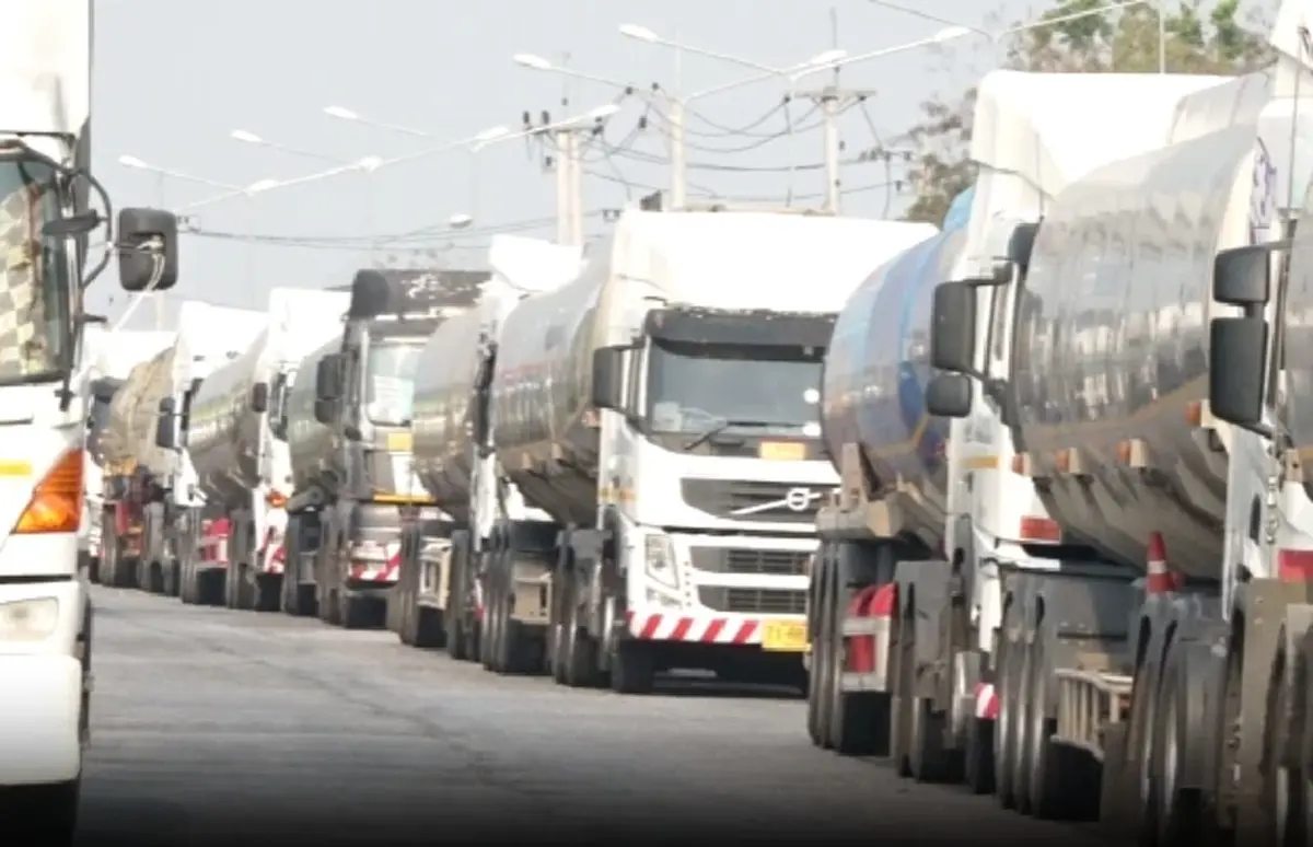 ขนส่งน้ำมันข้ามแดนมุกดาหารยังปกติ รถสะสมเพียบรอคิวนานนับสัปดาห์