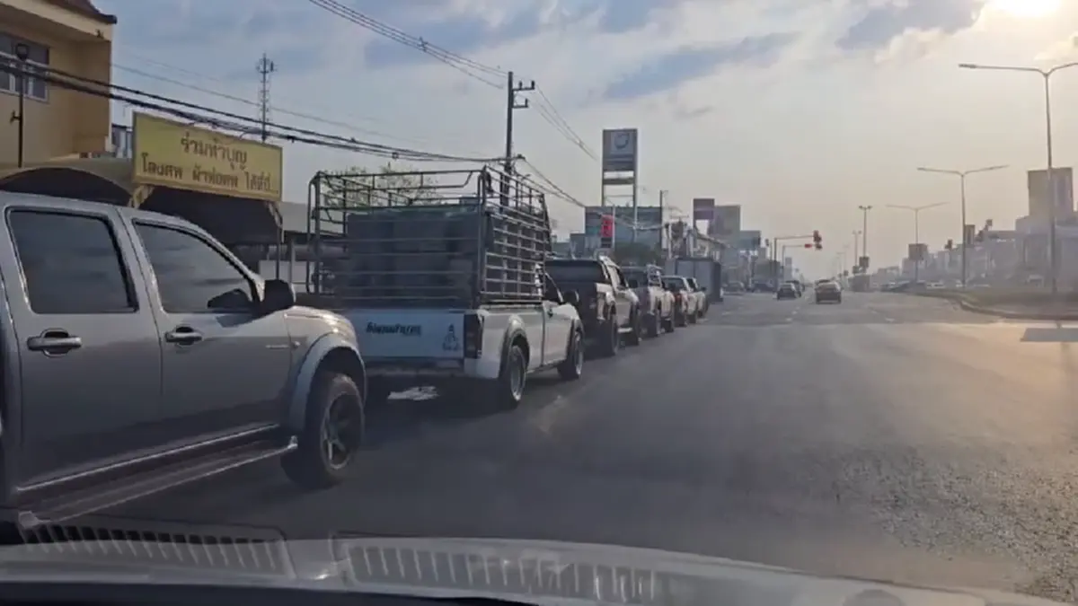 ดีเซลกำแพงเพชรขาดตลาด! ชาวบ้านแห่ต่อคิวแน่นจำกัดเติมคนละ 700