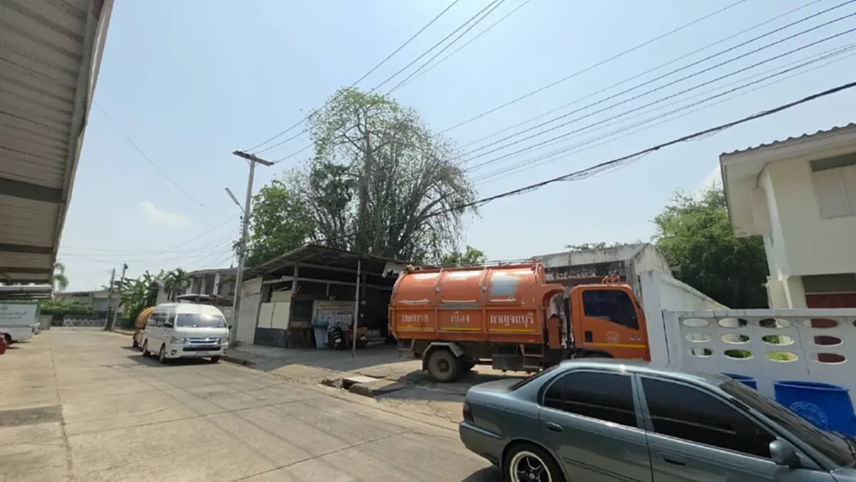 เมืองกาญจน์! รถขยะจอดสนิทน้ำมันเกลี้ยงปั๊ม แจ้งปรับเวลาเก็บ