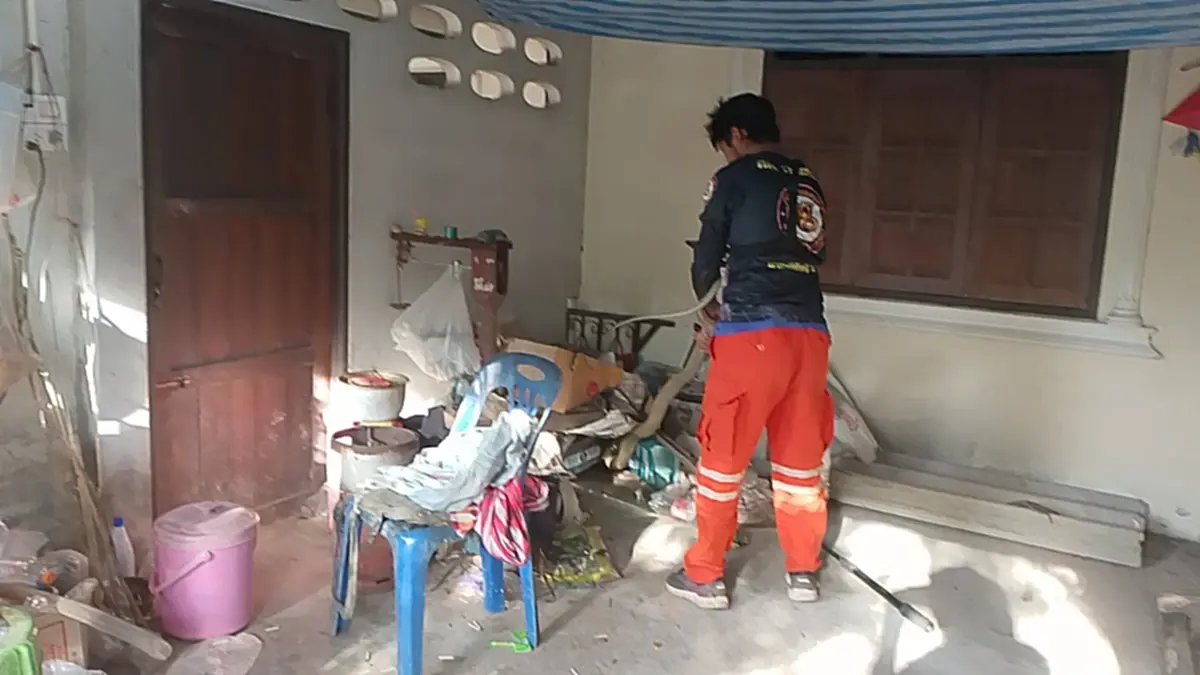 ส่องเลขที่บ้าน งูจงอางยักษ์ เลื้อยซุกใต้ตาชั่งกลางบ้าน
