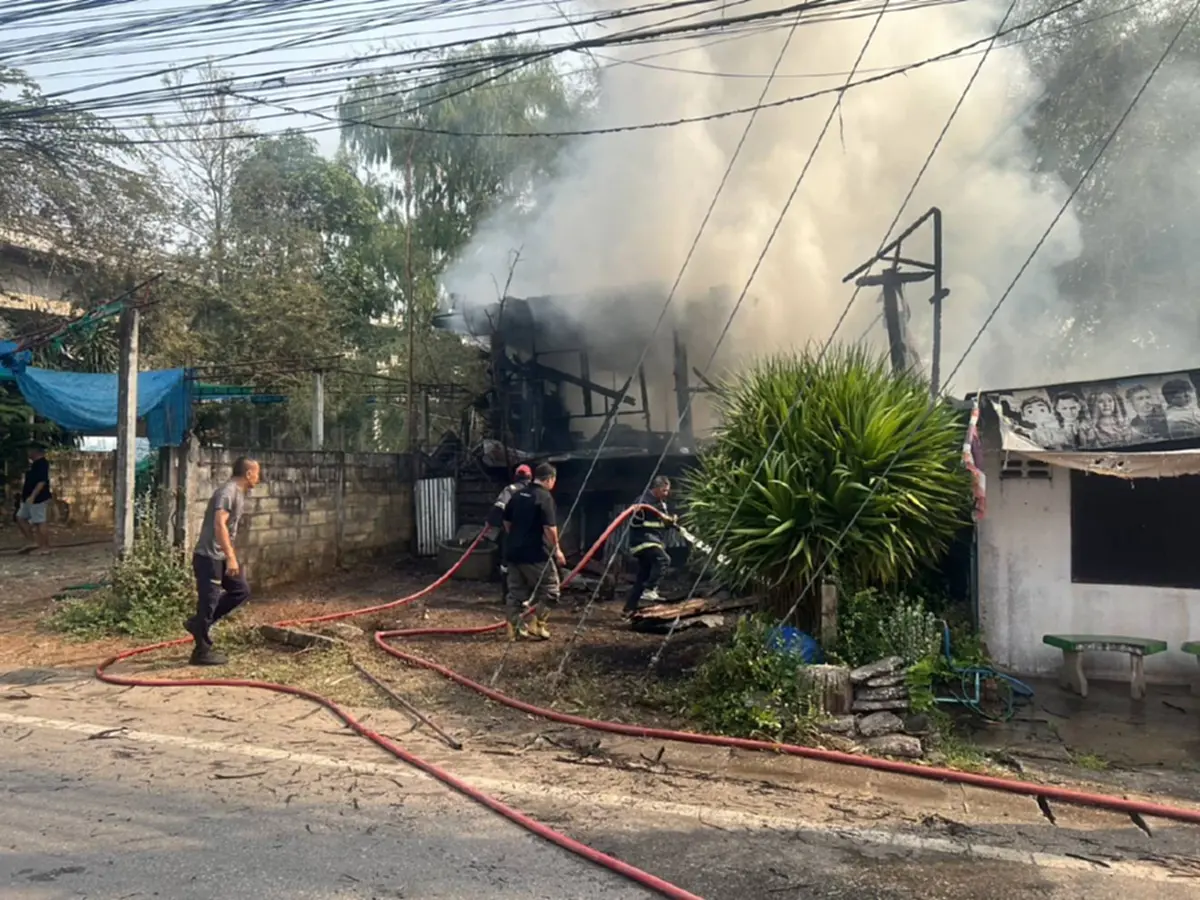 สลด! ลุงวัย 70 จุดไฟเผาใบไผ่ ลามปิดทางหนี เสียชีวิตกลางกองเพลิง