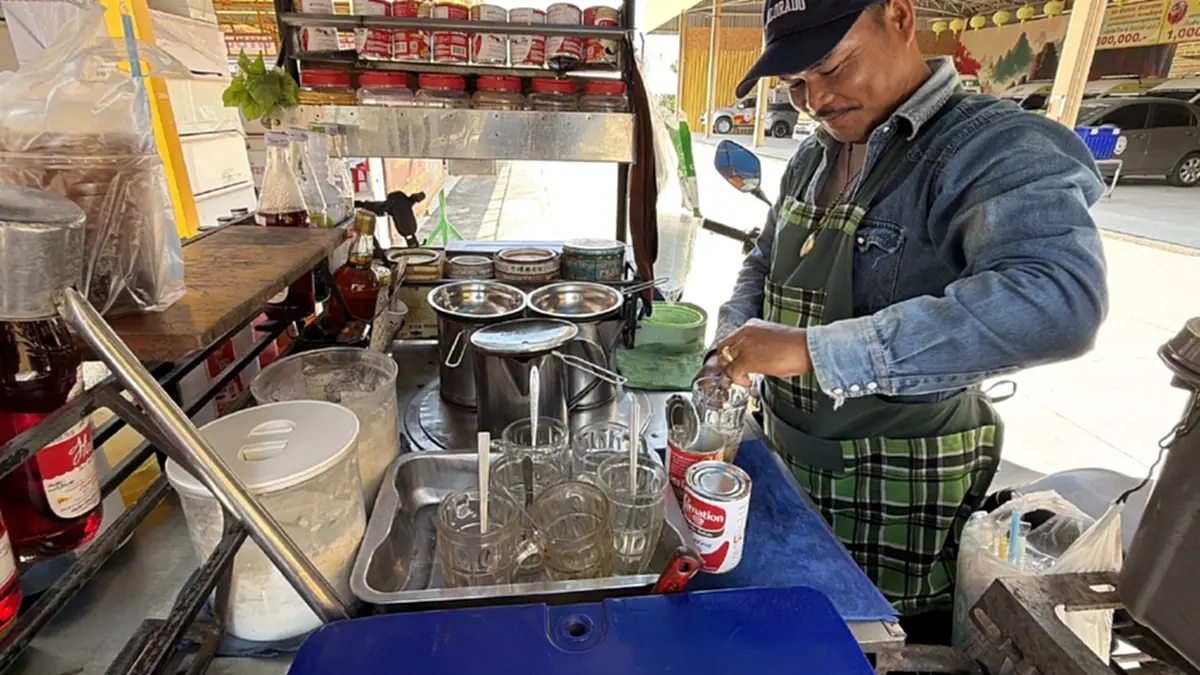 พ่อค้าโคราชขายกาแฟราคาบุญที่ฮุก 31 ส่งกุศลช่วยลูกป่วยดาวน์