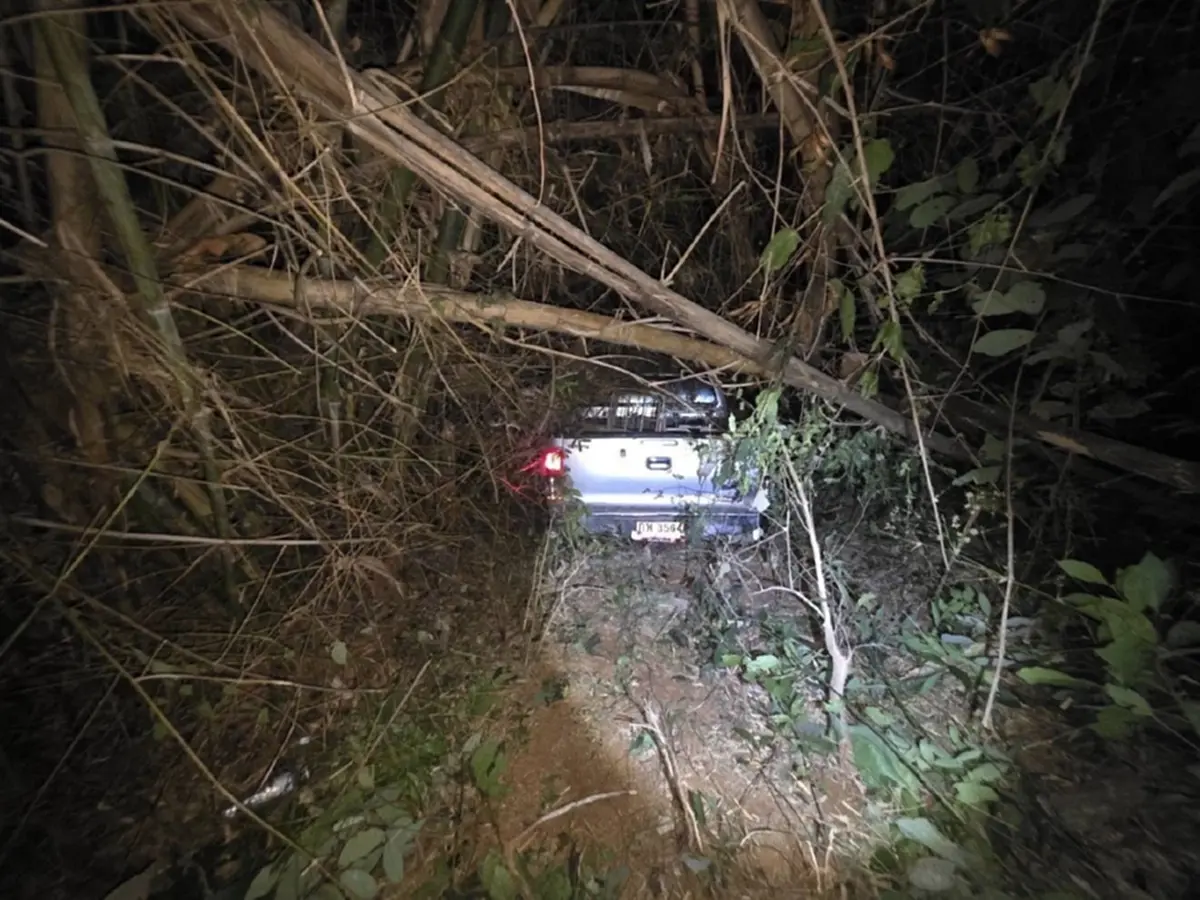 คนร้ายทิ้งรถเผ่นหนี! ผาเมืองสกัดขบวนการค้ายา ยึดยาบ้า