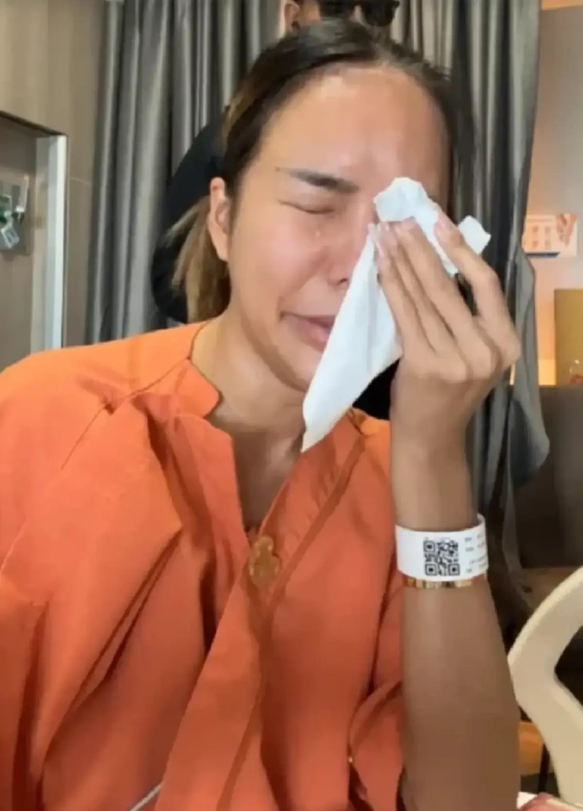 "แม่ตั๊ก" แฉอีกลั่นใครอยู่เบื้องหลังร้านทอง "ป๋าเบียร์" หนาวแน่