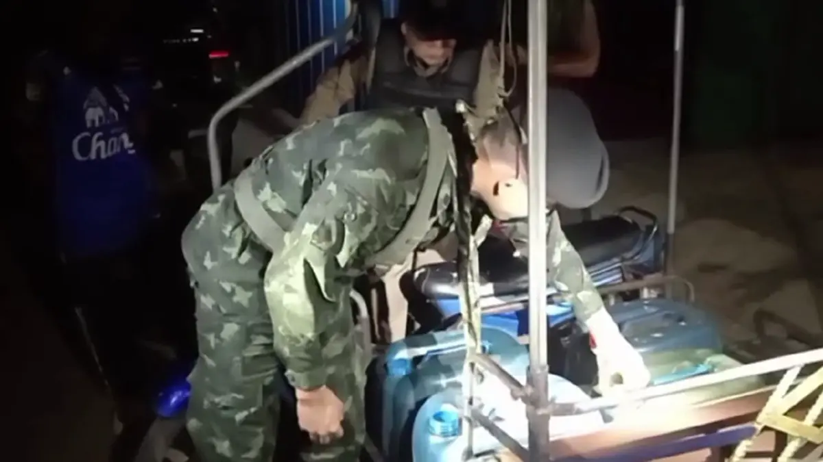 สังขละบุรีเข้ม! รวบหนุ่มพม่าลอบขนดีเซลพรางผ้าห่มส่งออก